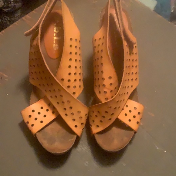 Size 9 leather wedges  r.b.l.s. Tan - Picture 1 of 5